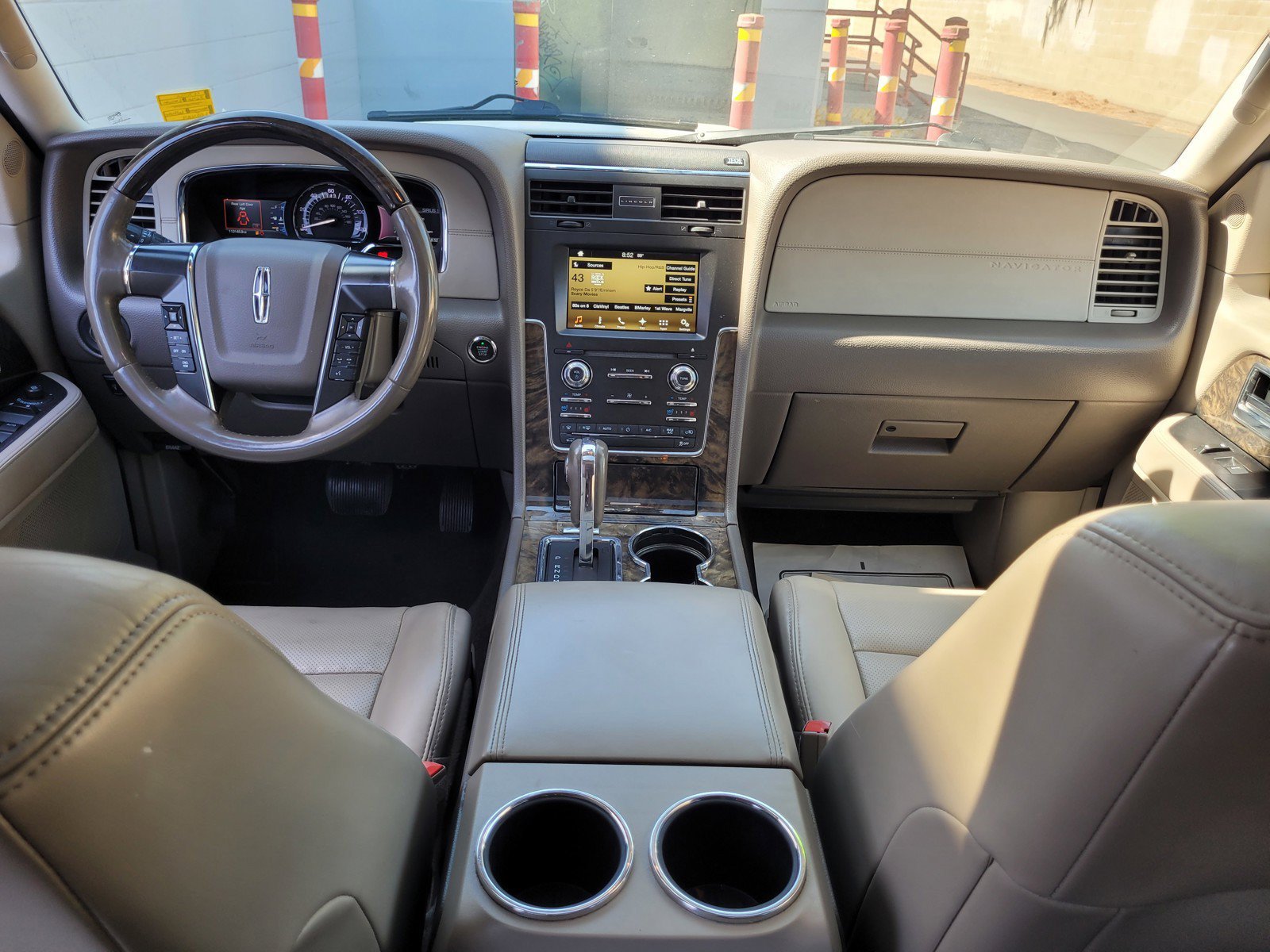 Used 2016 Lincoln Navigator Select RWD image 17