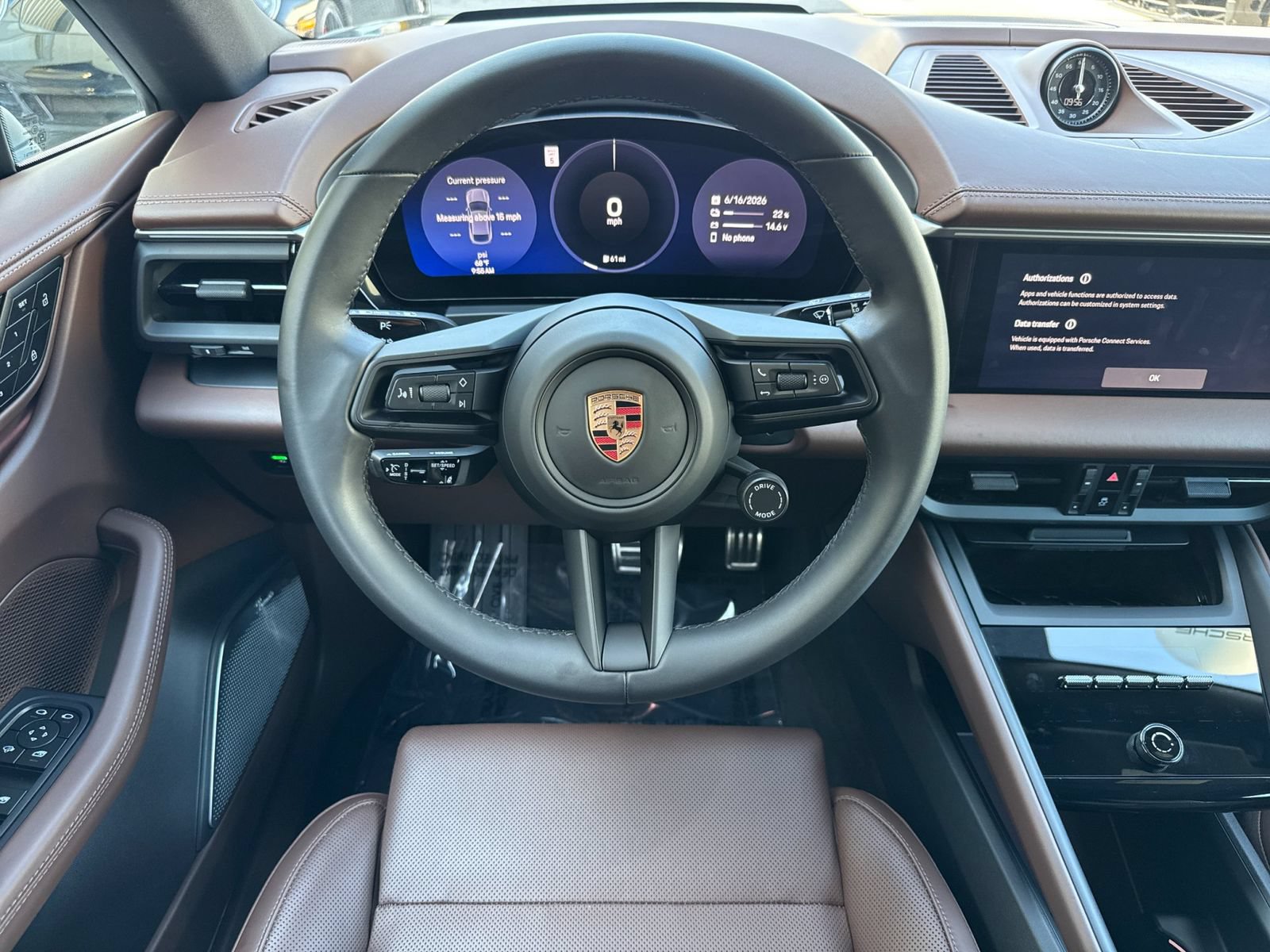 Certified 2025 Porsche Macan 4S Electric AWD/4WD image 16