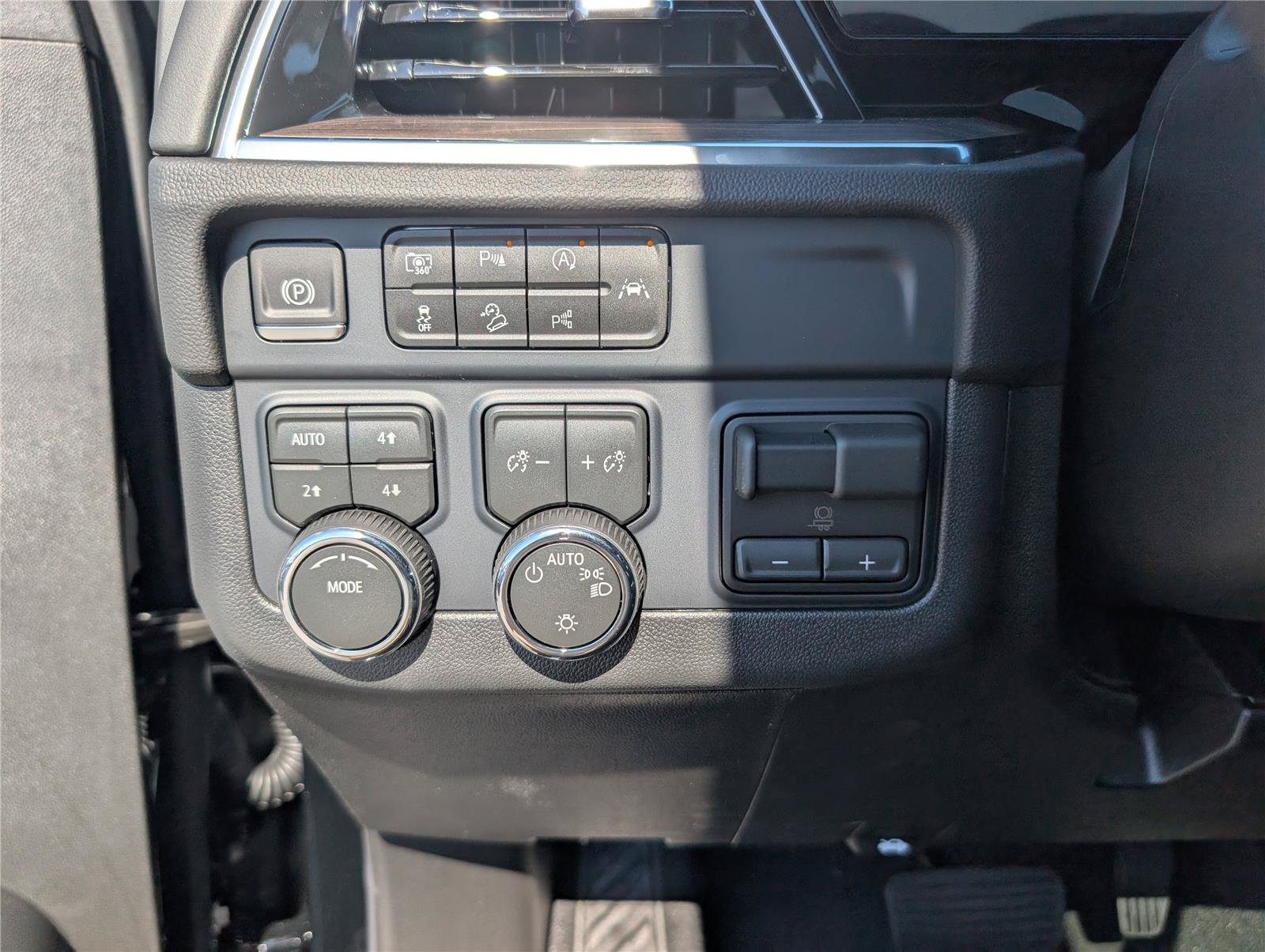 New 2026 Chevrolet Suburban LT w/ Sun And Tow Package AWD/4WD image 20