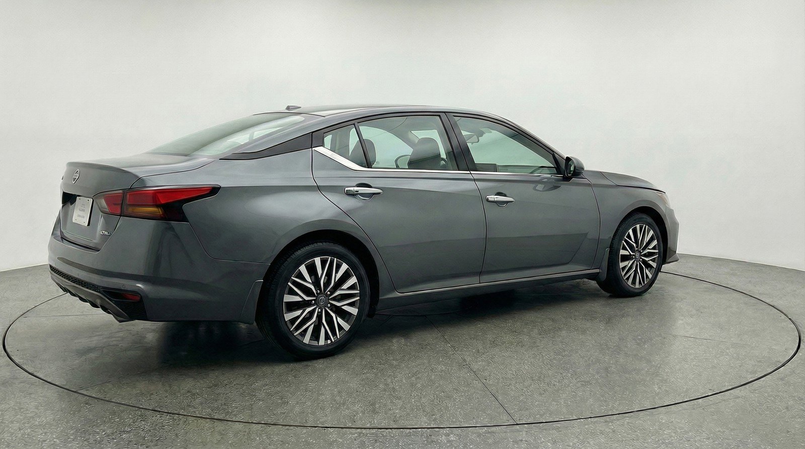 Used 2025 Nissan Altima 2.5 SV image 9