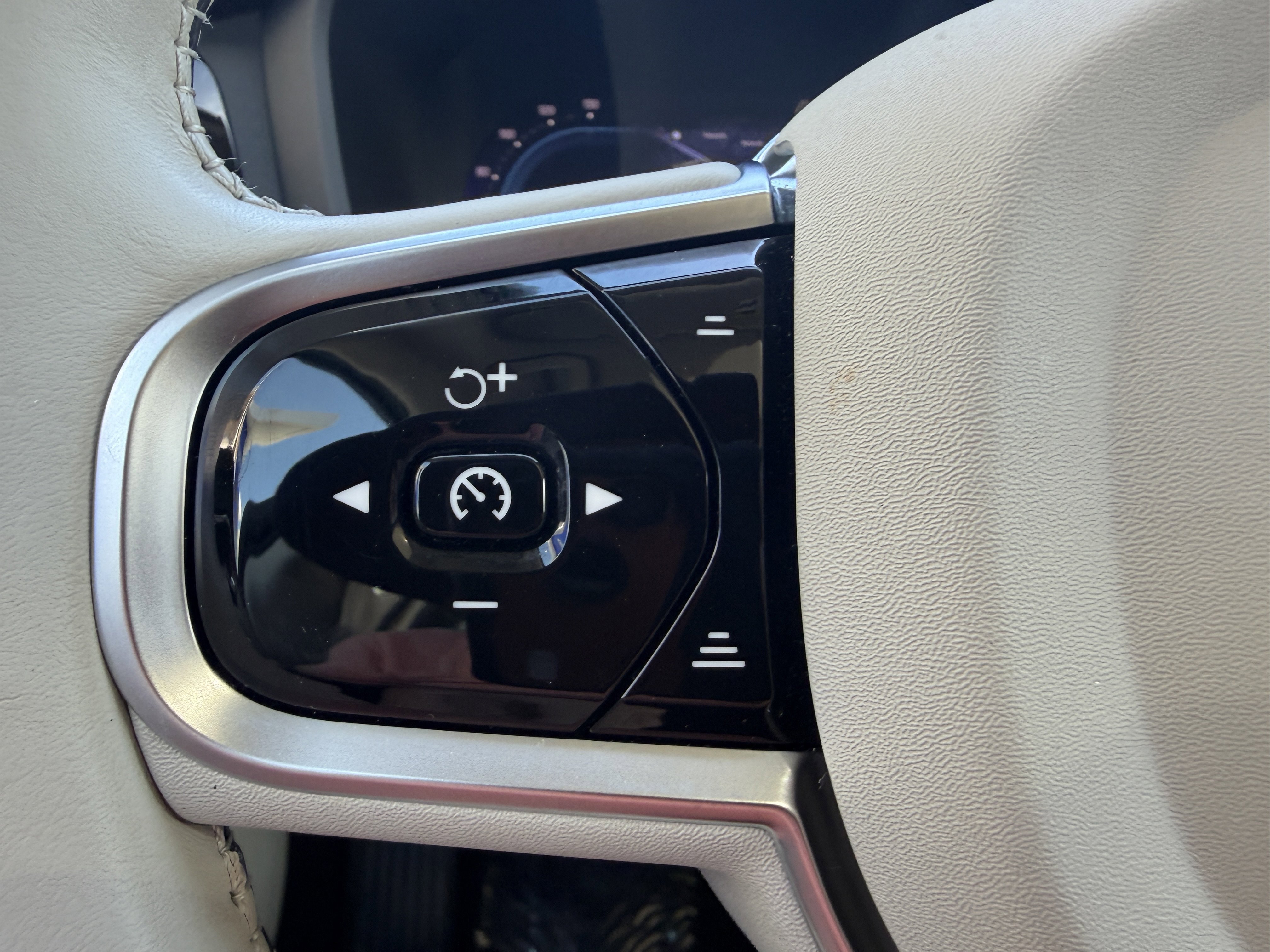 Certified 2025 Volvo S60 B5 Core image 27