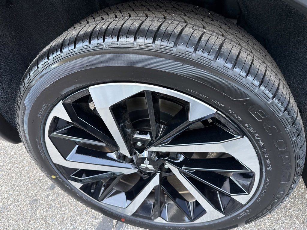 New 2025 Mitsubishi Outlander SE image 12