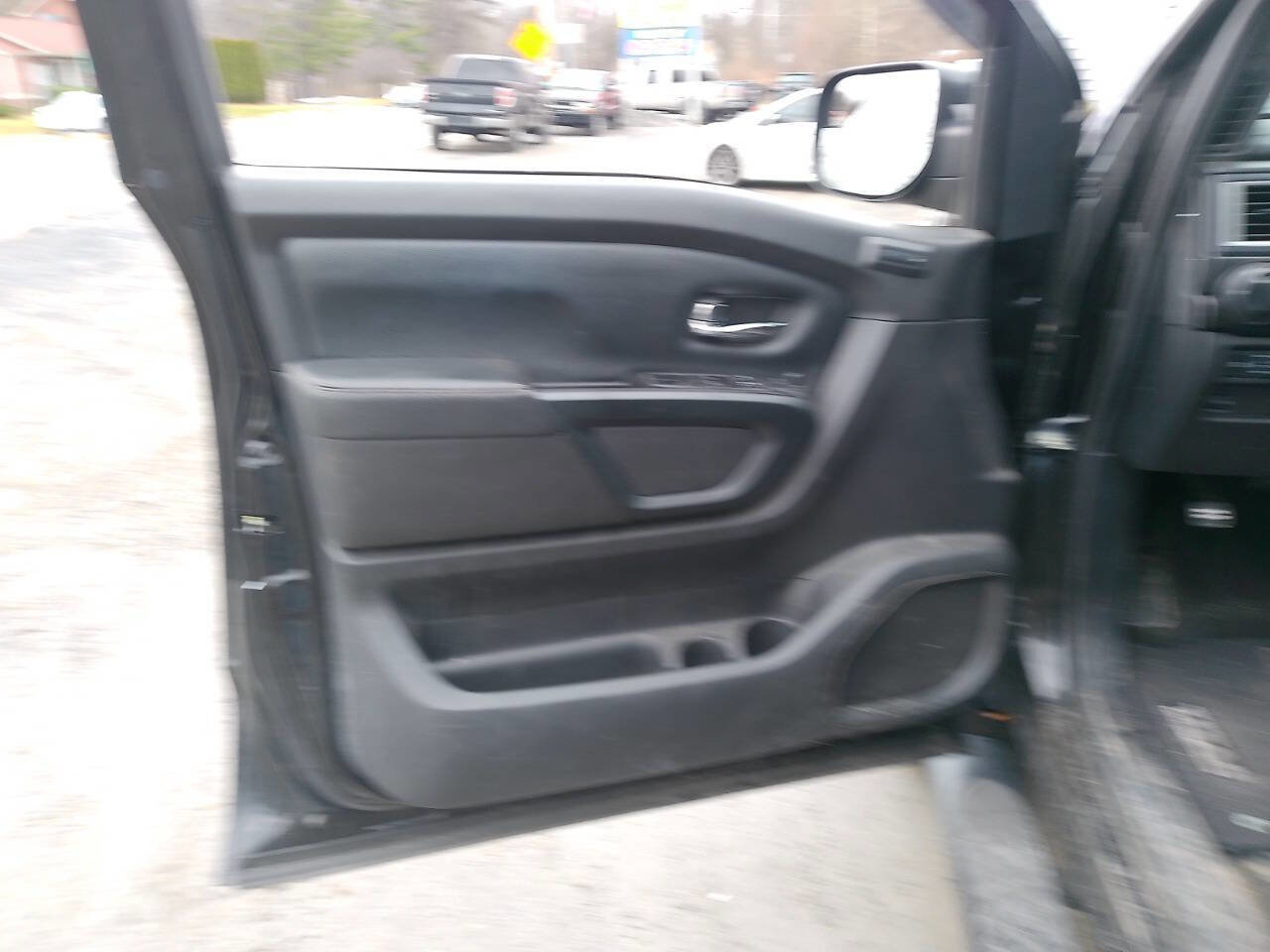 Used 2018 Nissan Titan SL w/ Midnight Edition image 17