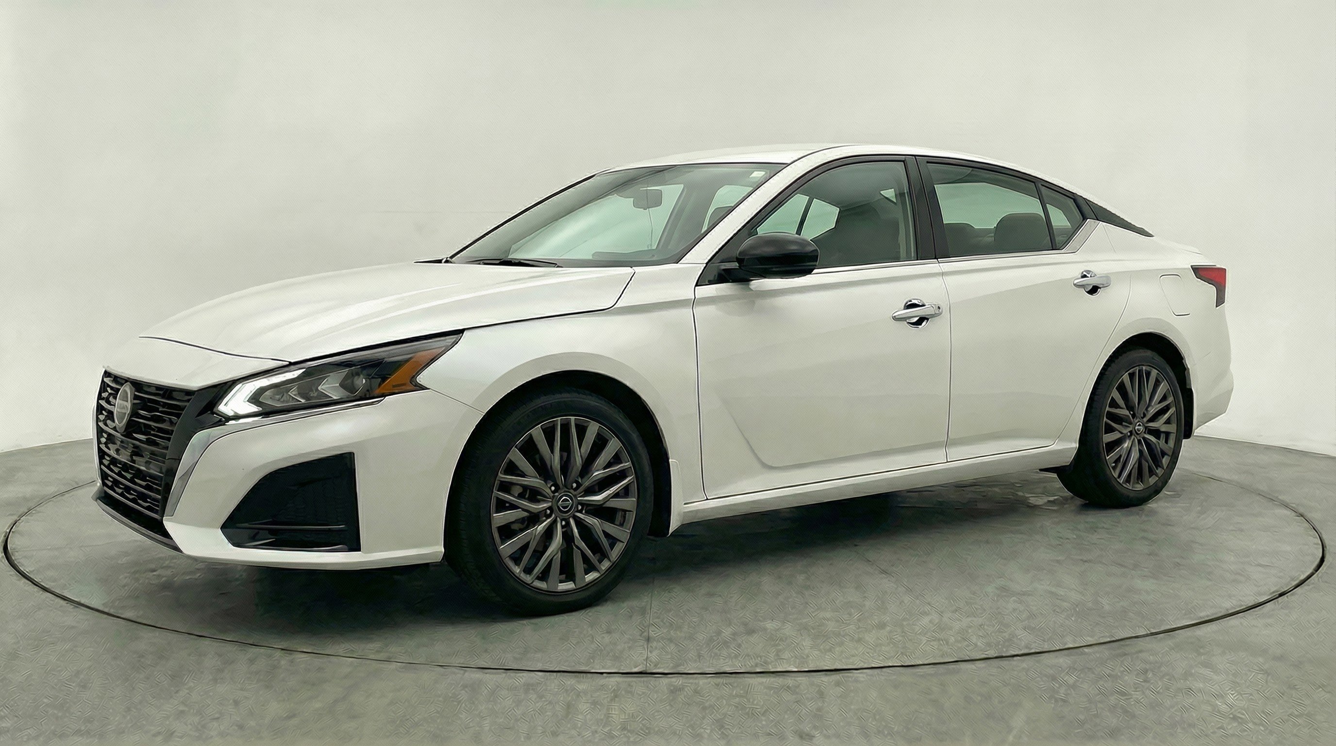 Used 2025 Nissan Altima 2.5 SV image 3