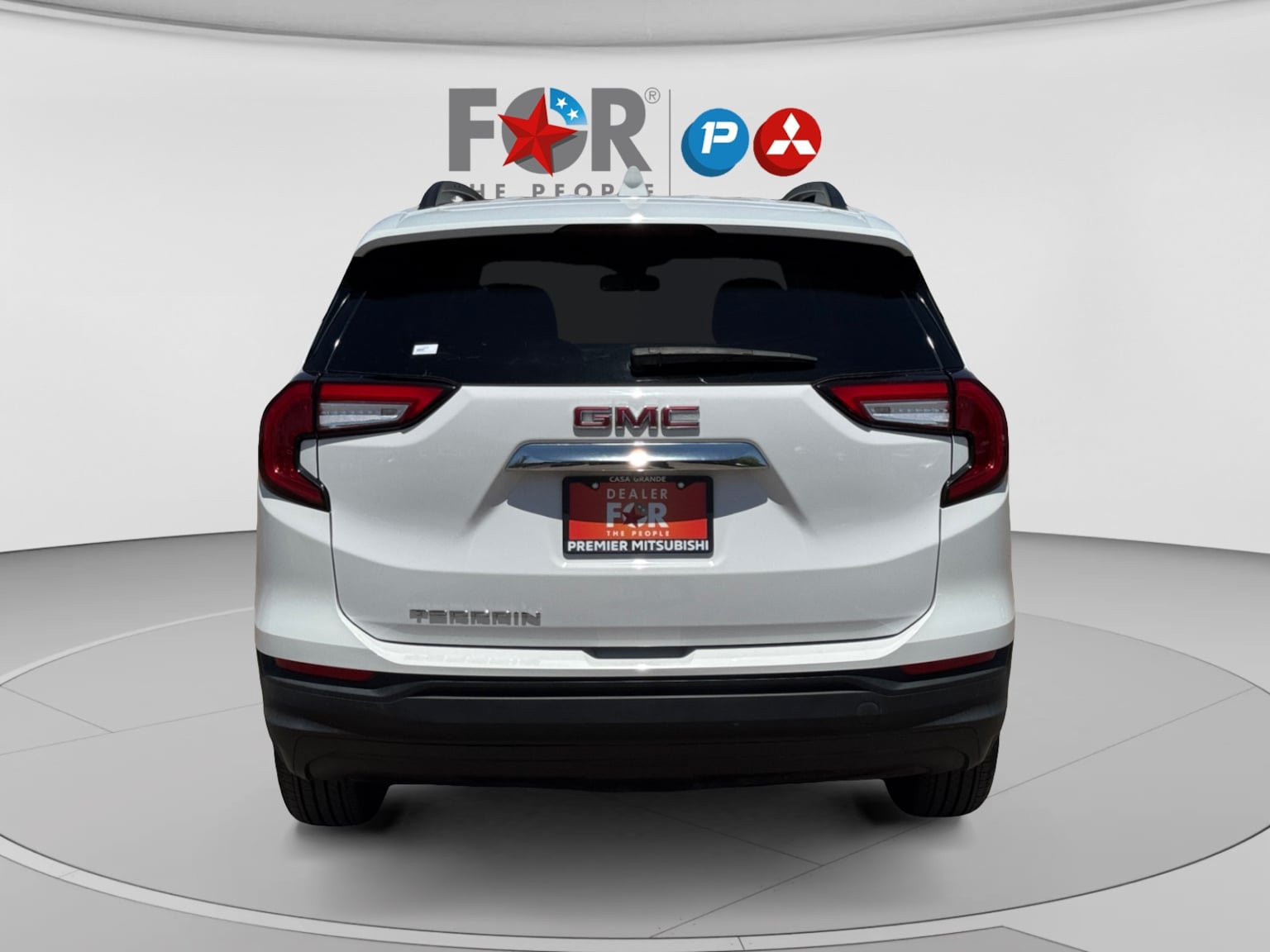 Used 2024 GMC Terrain SLE w/ Driver Convenience Package FWD image 4