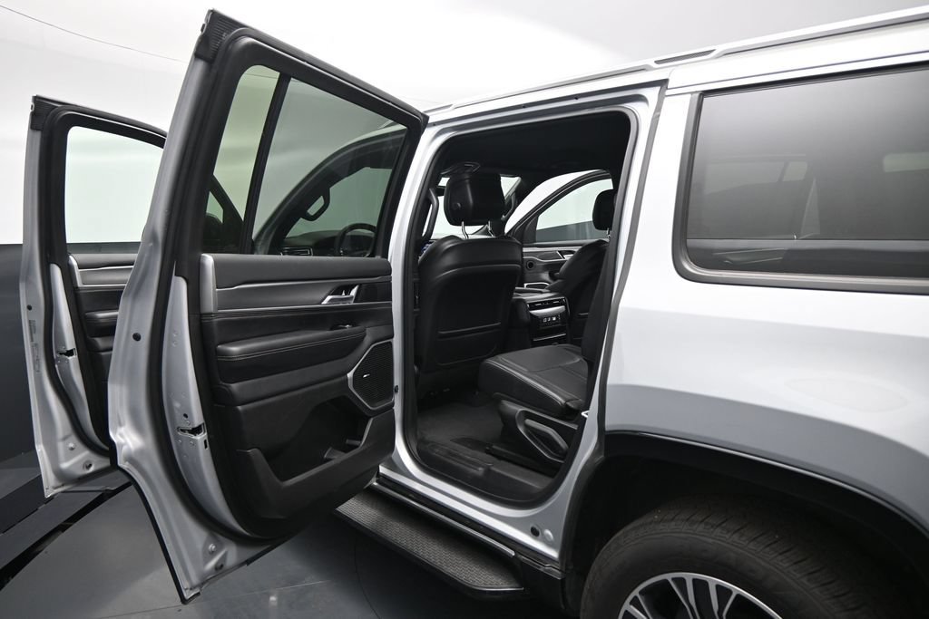 Used 2025 Jeep Wagoneer Series II AWD/4WD image 19