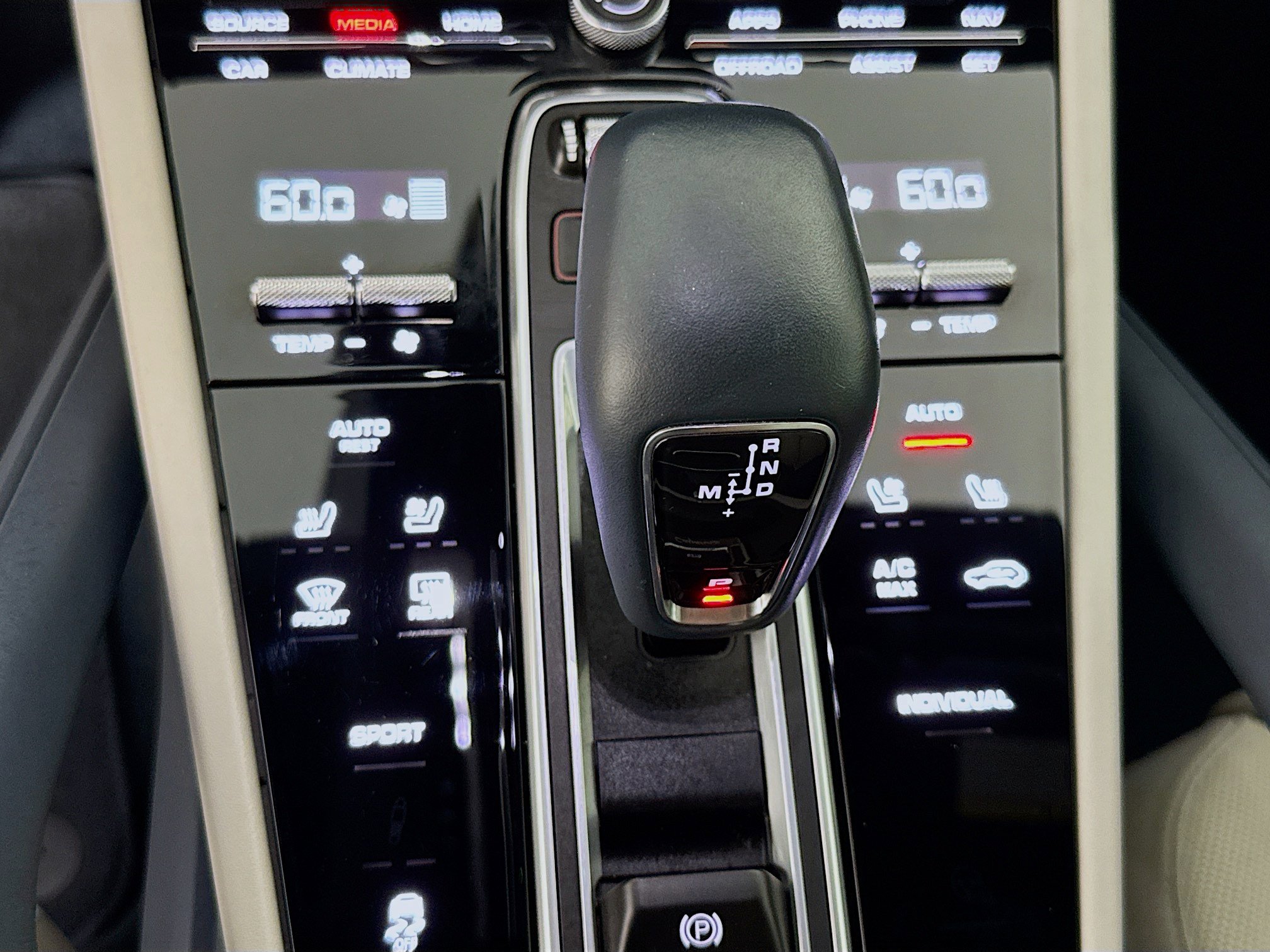 Used 2022 Porsche Cayenne AWD/4WD image 18