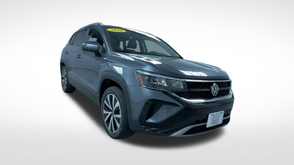 Used 2022 Volkswagen Taos SE w/ Panoramic Sunroof Package AWD/4WD image 2