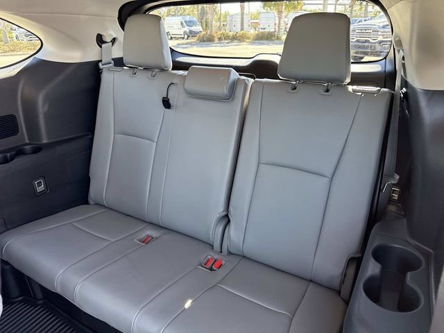Used 2025 Toyota Highlander XLE image 13