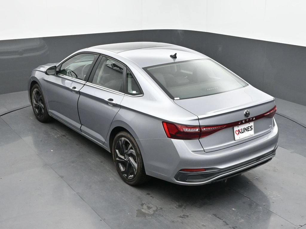 Used 2025 Volkswagen Jetta SE FWD image 21