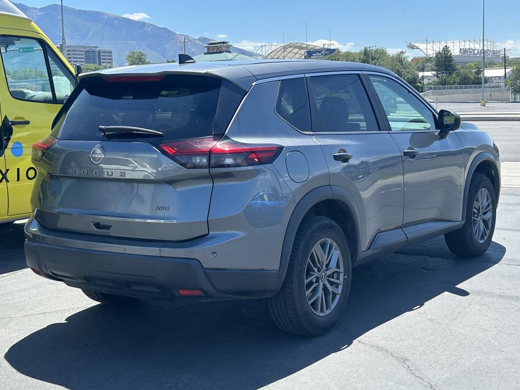 Used 2024 Nissan Rogue S AWD/4WD image 3