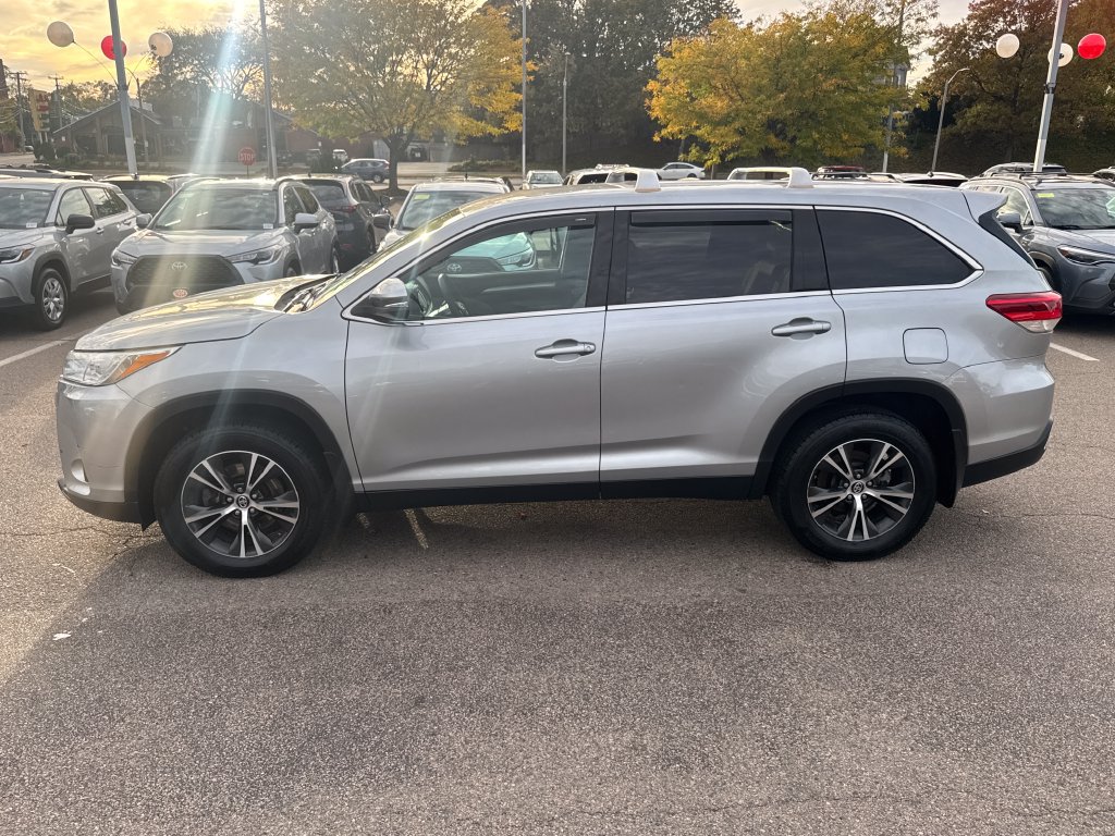 Used 2019 Toyota Highlander LE AWD/4WD image 4