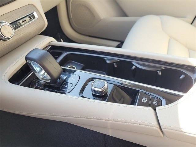 Certified 2025 Volvo XC90 T8 Plus image 23