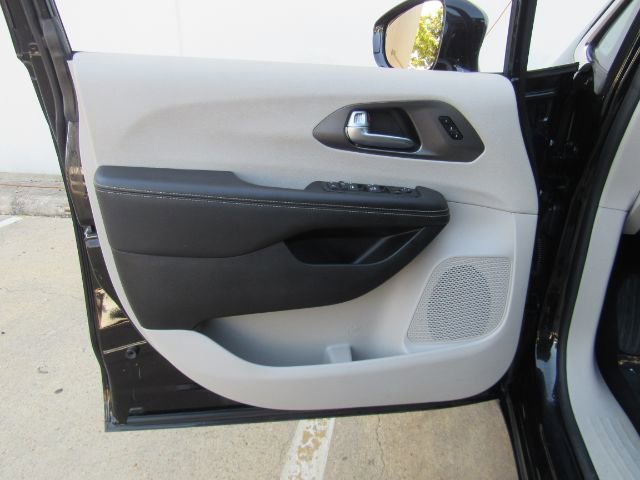 Used 2024 Chrysler Pacifica Touring-L FWD image 13