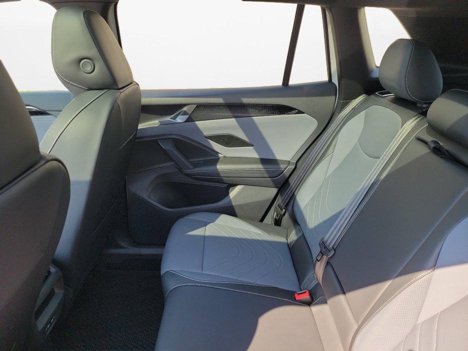 New 2026 Volkswagen Tiguan SE R-Line FWD image 13