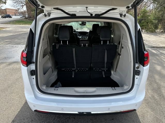 Used 2024 Chrysler Pacifica Touring-L image 21