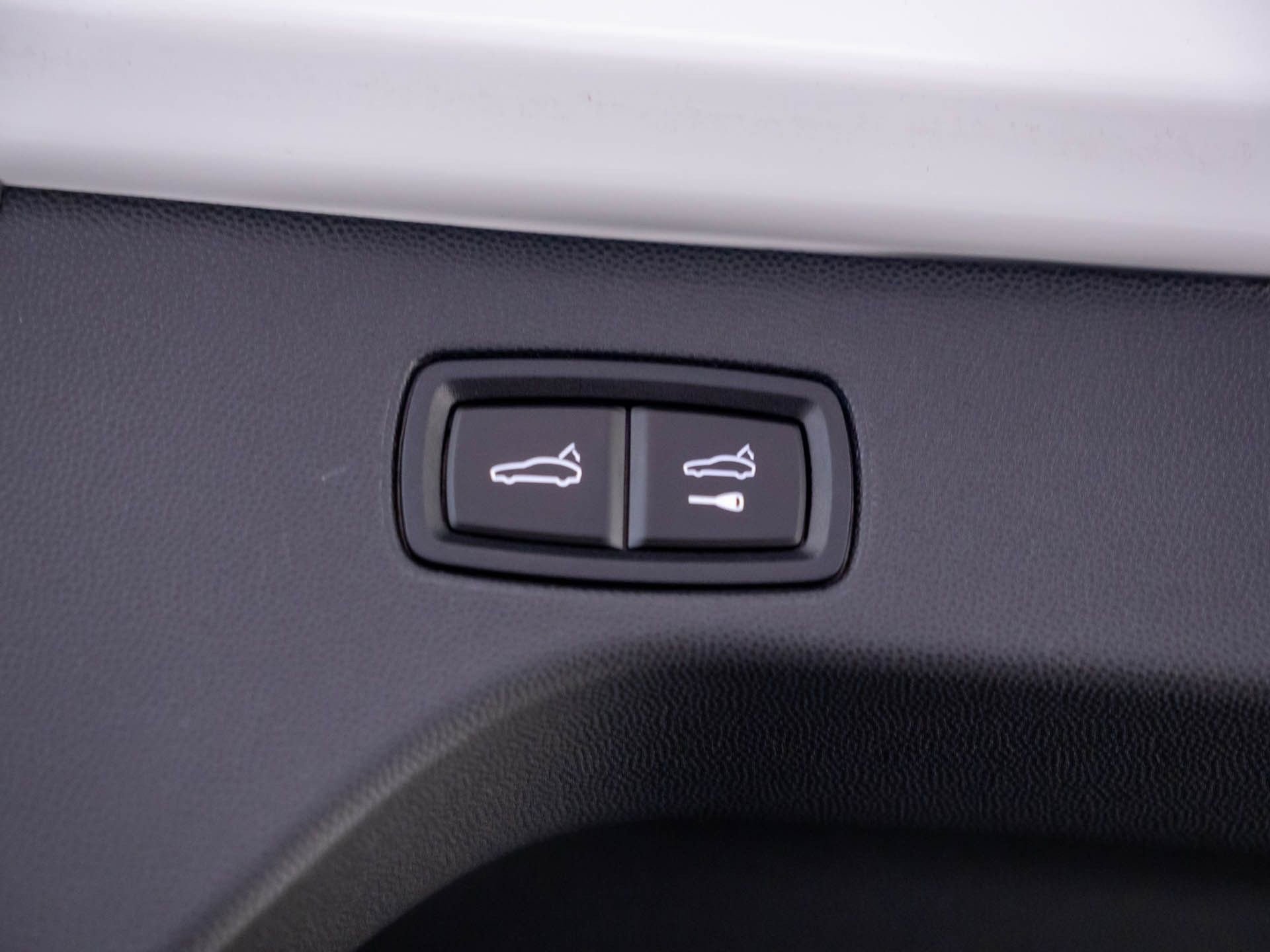 Certified 2024 Porsche Macan 4 Electric image 31