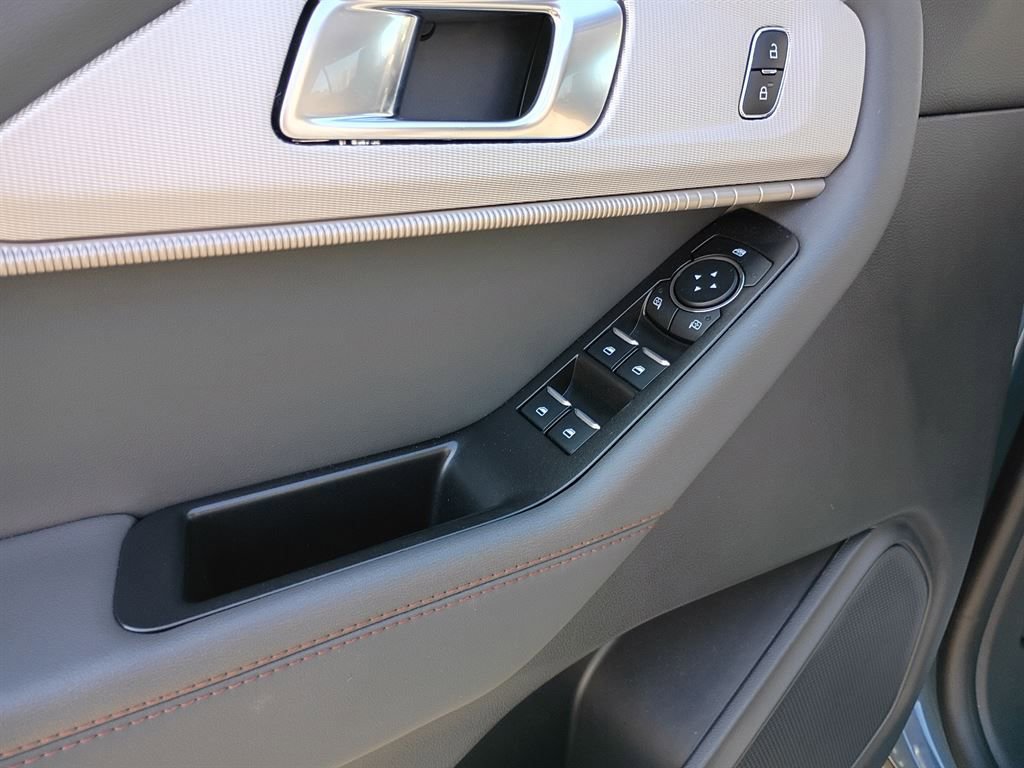 Used 2025 Ford Explorer Active RWD image 9