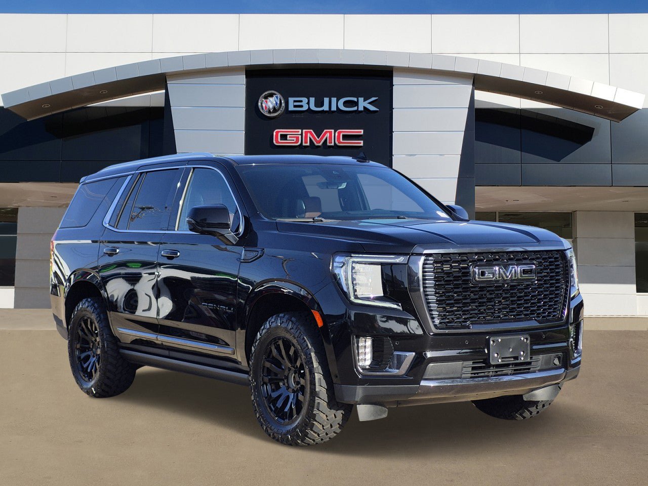Used 2023 GMC Yukon Denali Ultimate w/ LPO, Floor Liner Package AWD/4WD image 1