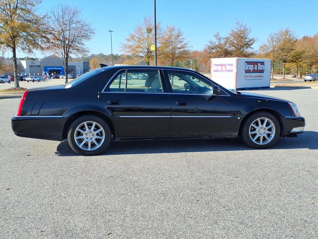 Used 2010 Cadillac DTS Luxury image 25