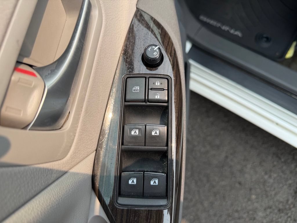 Used 2015 Toyota Sienna XLE w/ XLE Navigation Package FWD image 12