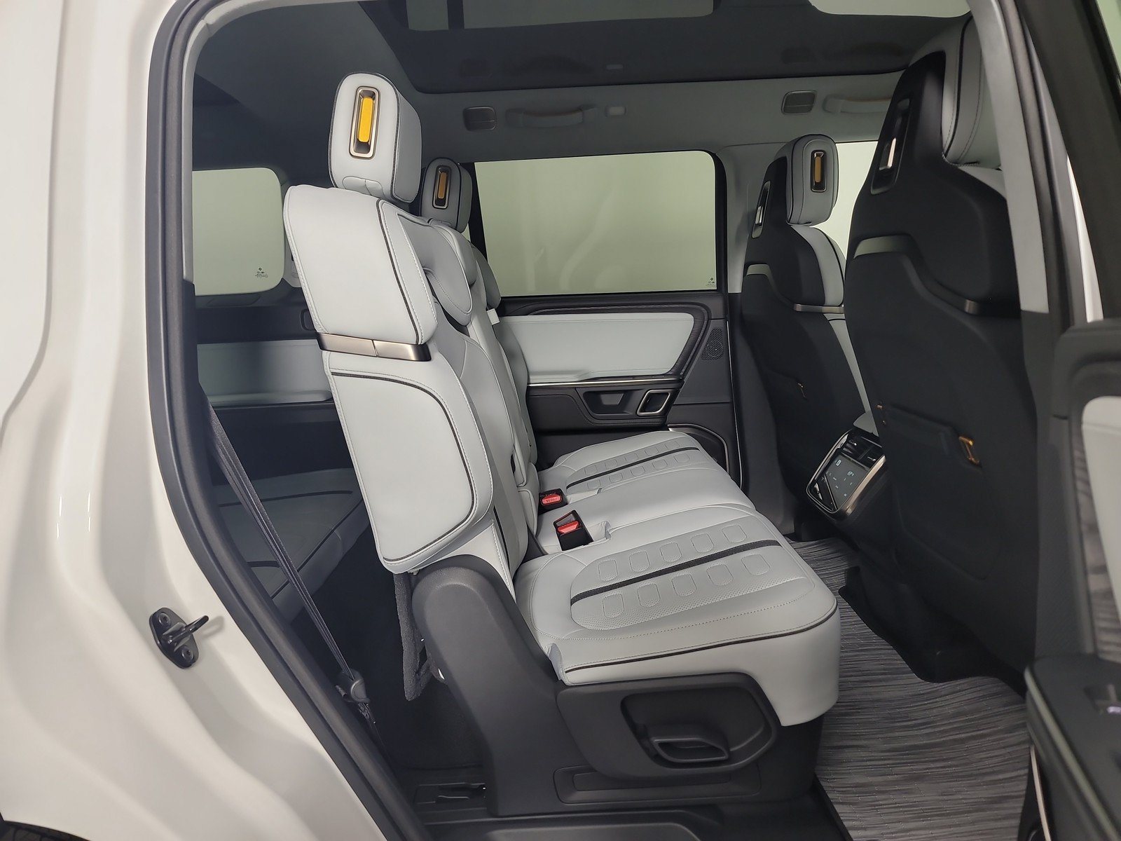 Used 2024 Rivian R1S Adventure AWD/4WD image 23