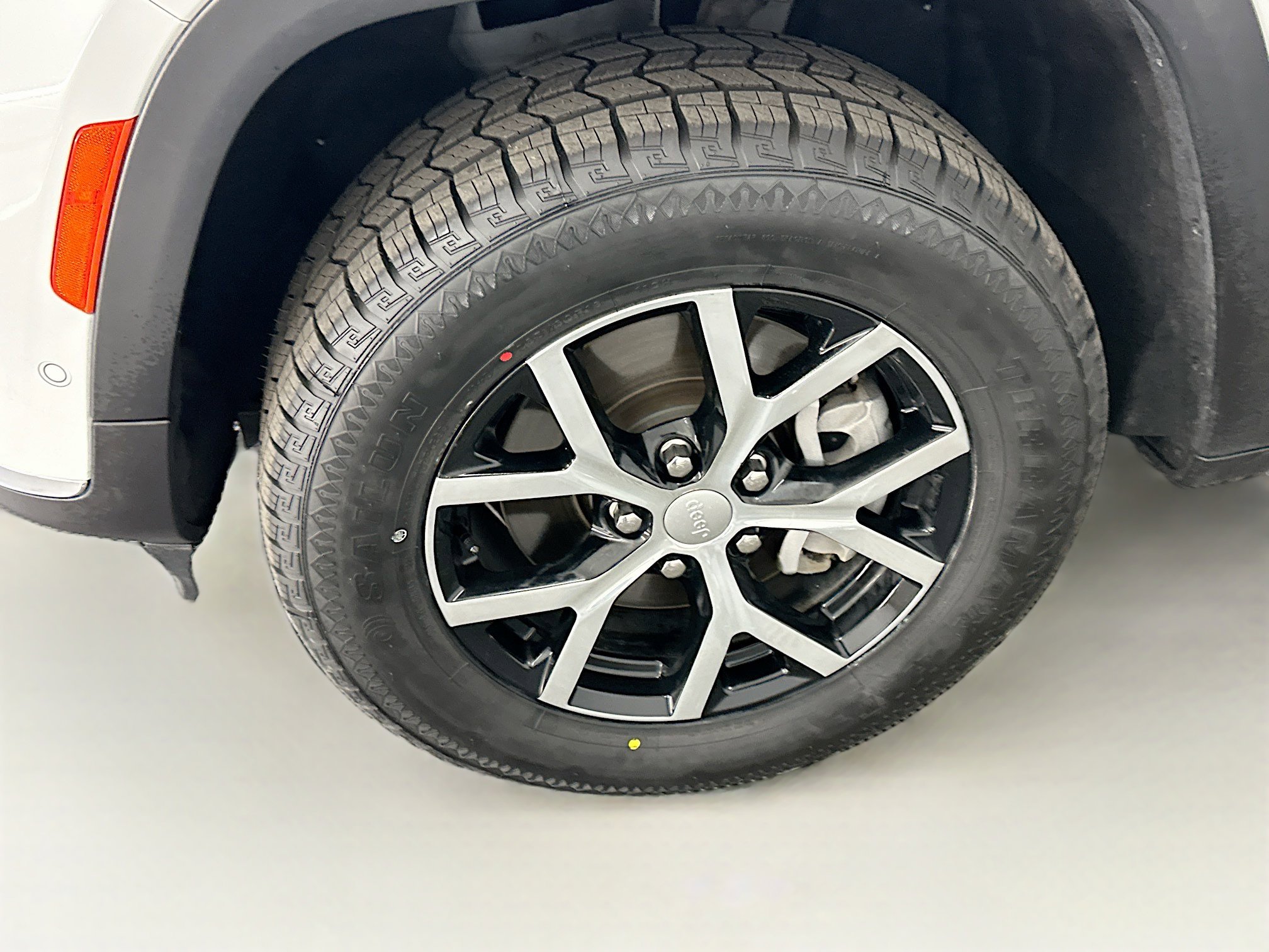 Used 2024 Jeep Grand Cherokee L Limited w/ Luxury Tech Group II image 11