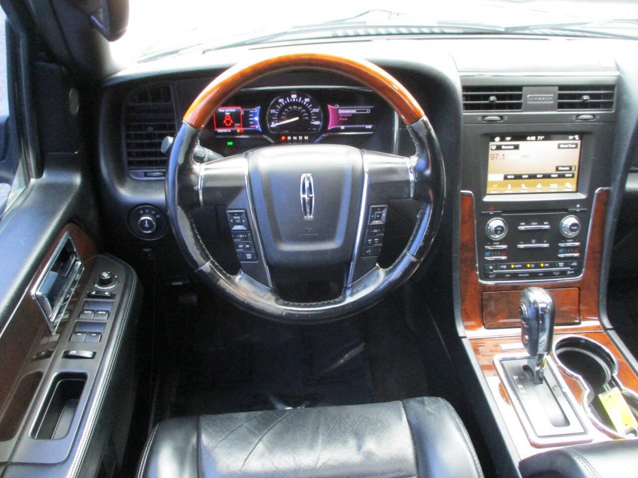 Used 2017 Lincoln Navigator L Select AWD/4WD image 20