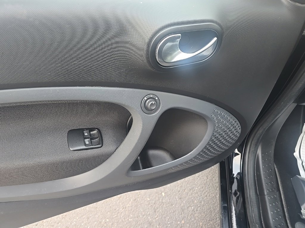 Used 2016 smart fortwo passion image 9