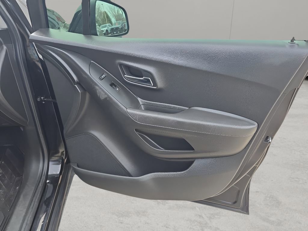 Used 2019 Chevrolet Trax LT w/ LT Convenience Package image 36