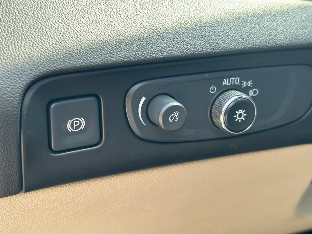 Used 2020 Buick Enclave Essence w/ Sound and Sites Package FWD image 27