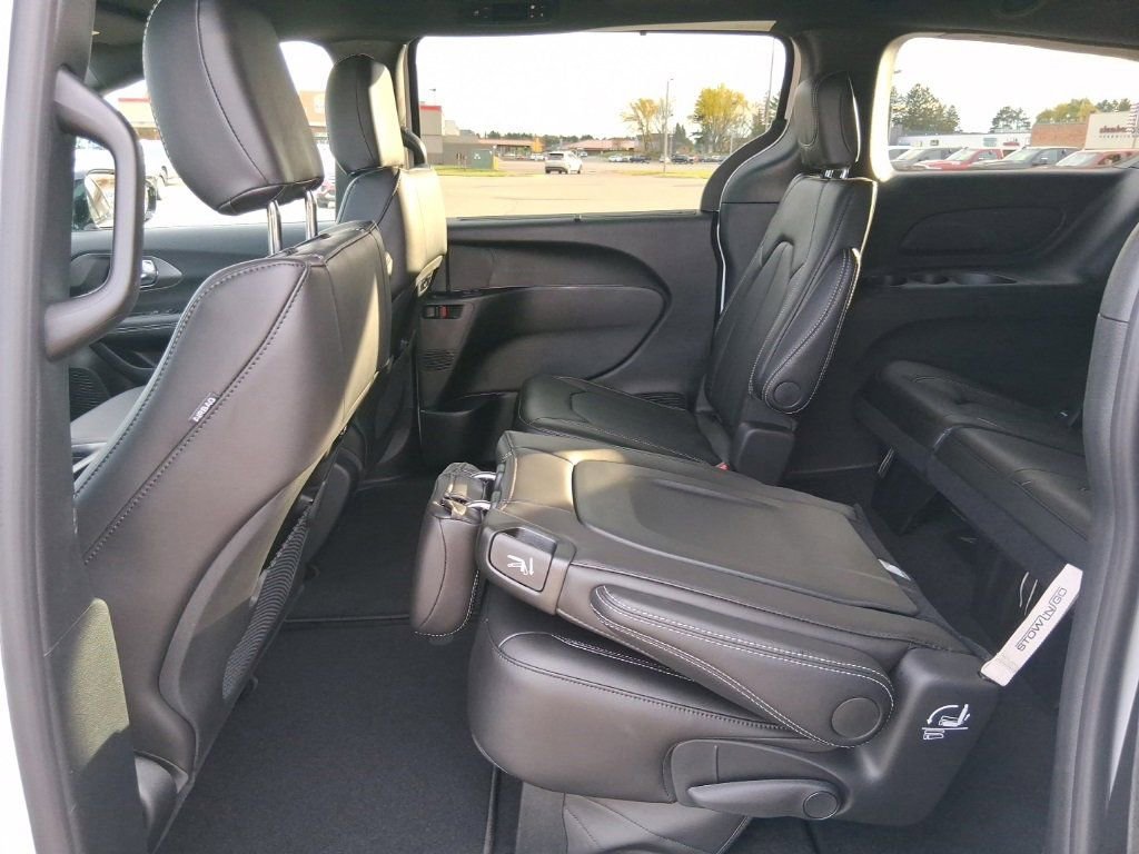 New 2026 Chrysler Pacifica Select image 25