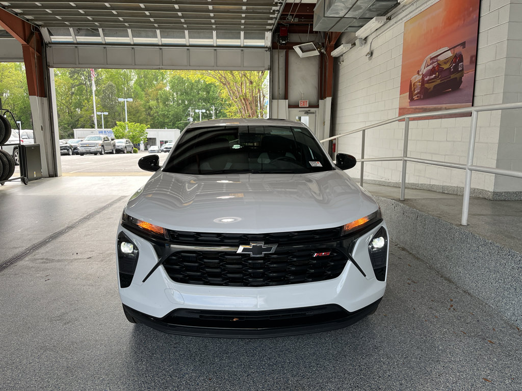 Used 2024 Chevrolet Trax RS w/ Sunroof Package FWD image 2