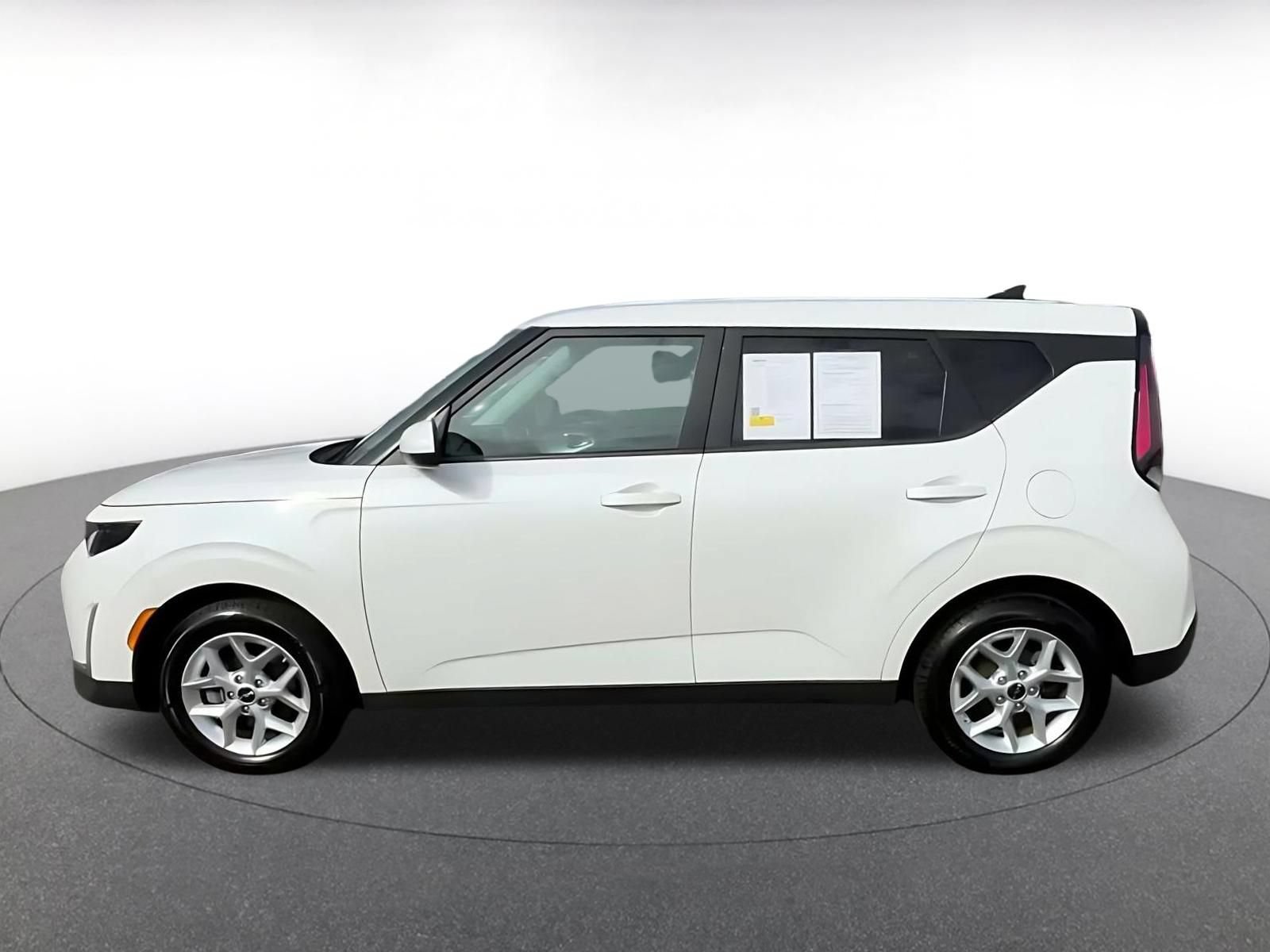 Used 2025 Kia Soul LX w/ LX Technology Package FWD image 8