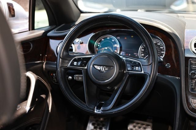 Used 2018 Bentley Bentayga AWD/4WD image 37