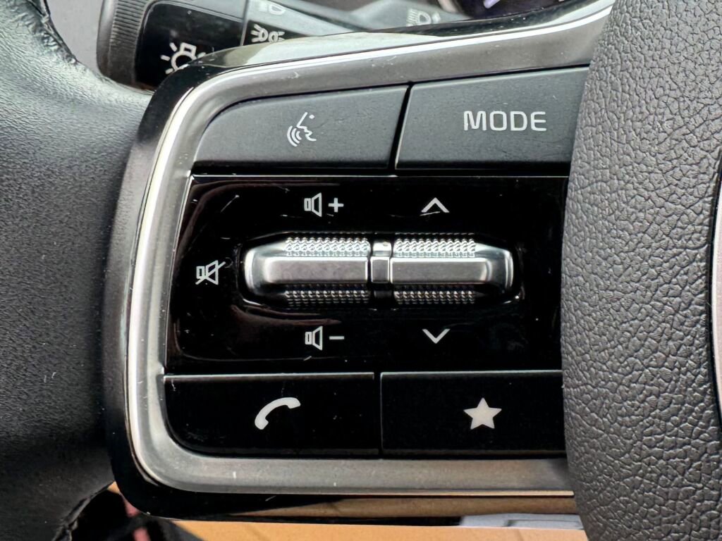 Used 2024 Kia Carnival LX image 24