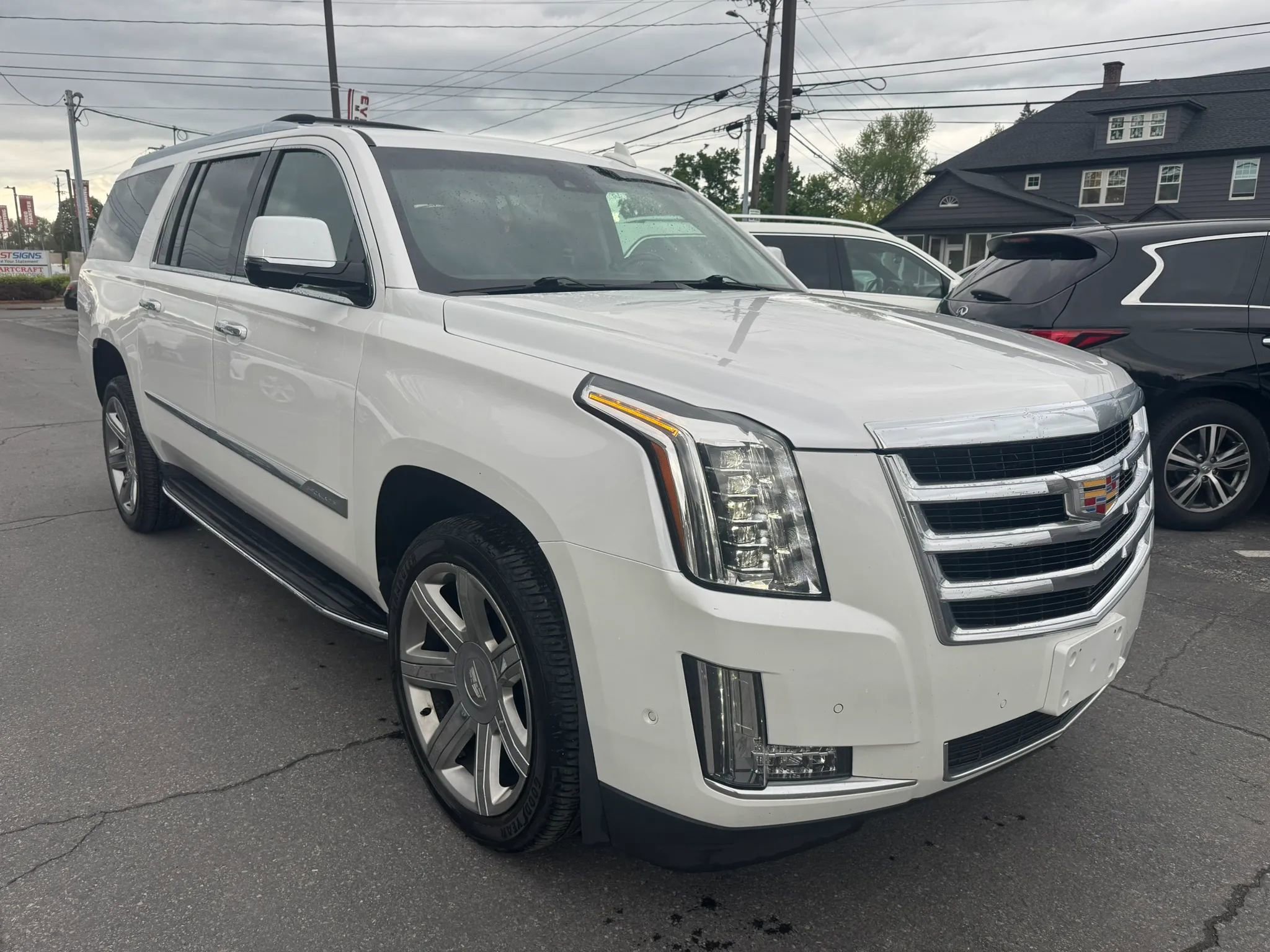 Used 2019 Cadillac Escalade ESV Luxury AWD/4WD image 2
