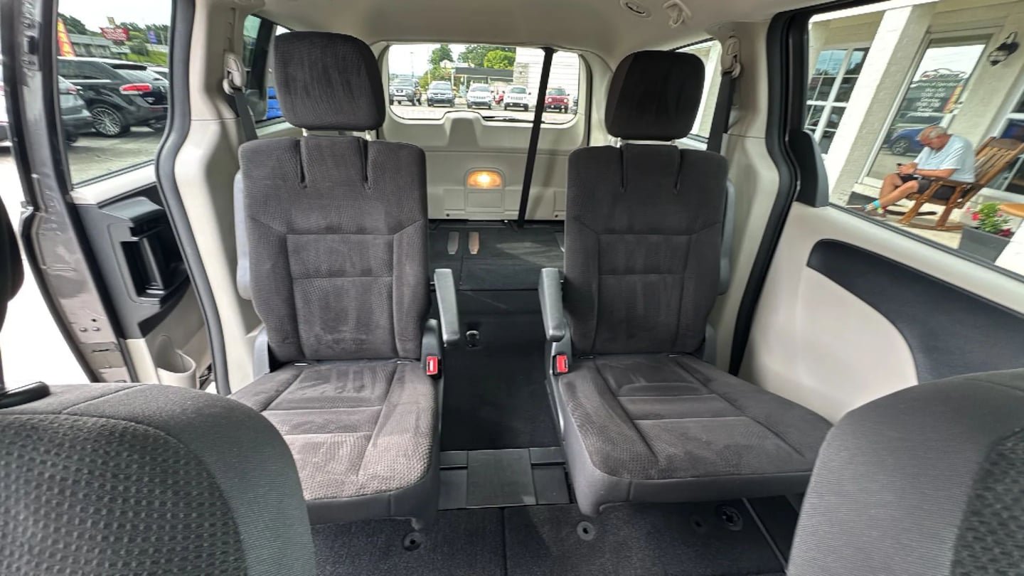 Used 2019 Dodge Grand Caravan SE w/ UConnect Hands-Free Group FWD image 28