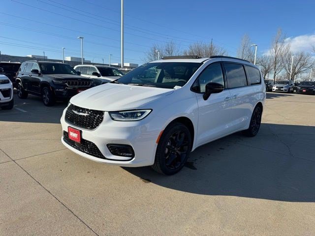 New 2026 Chrysler Pacifica Limited w/ S Appearance Package image 3