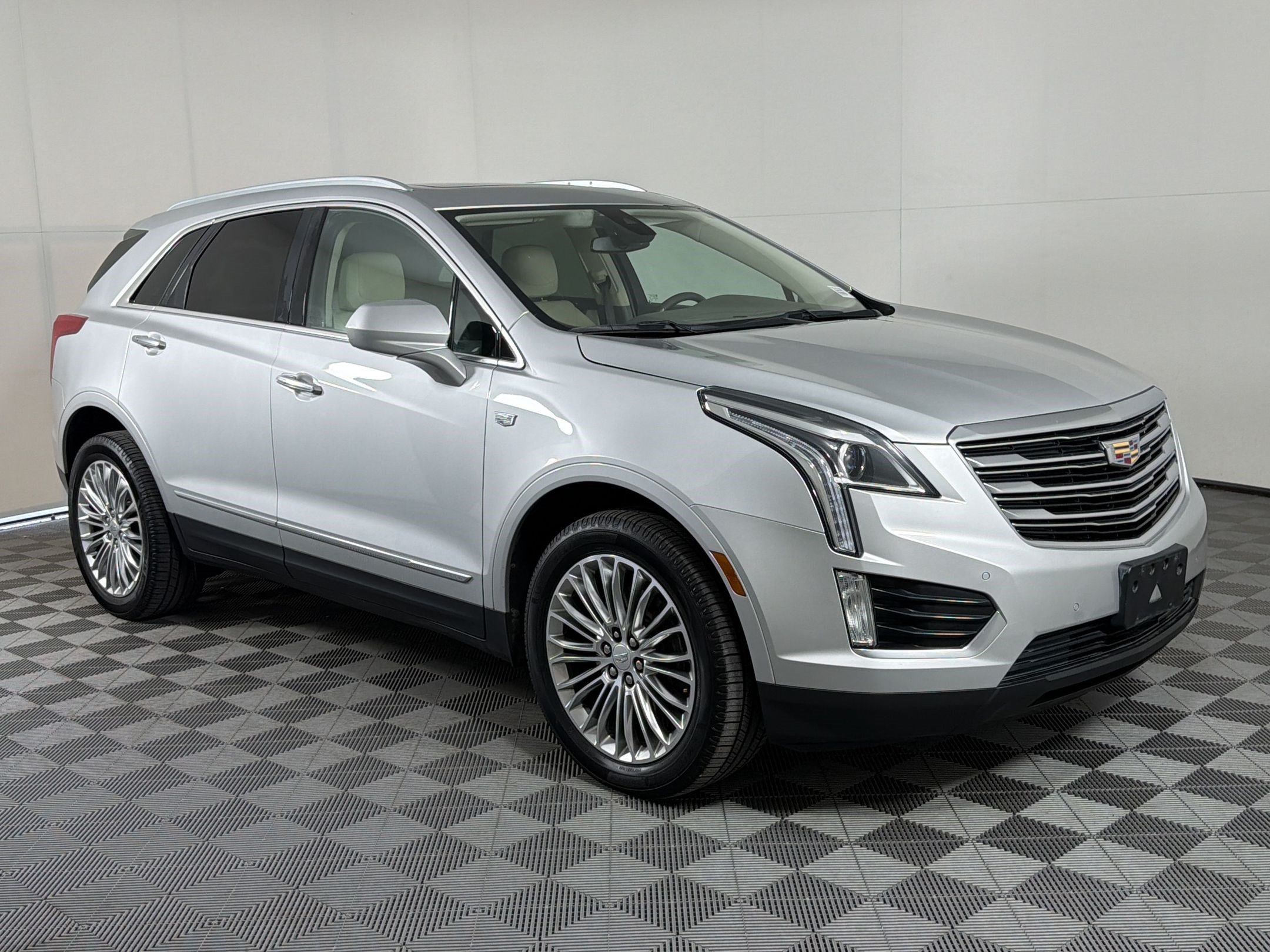 Used 2018 Cadillac XT5 Luxury w/ Driver Awareness Package FWD image 7