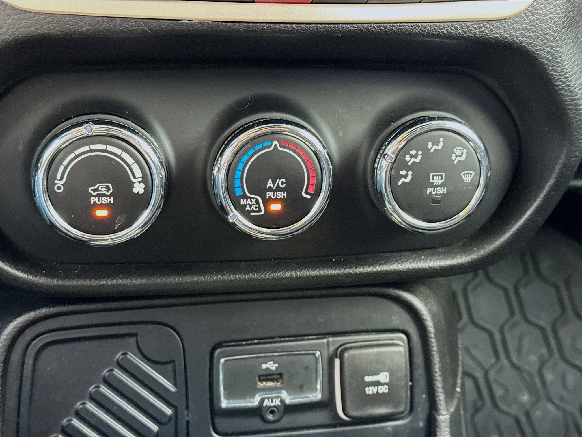 Used 2015 Jeep Renegade Latitude image 11