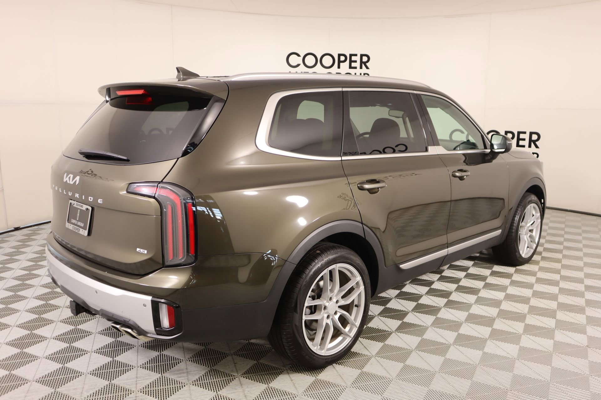 Used 2024 Kia Telluride EX w/ EX Captain's Chair Package image 22