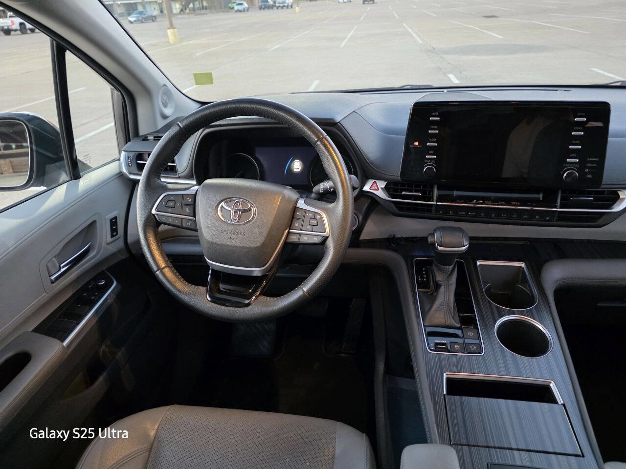 Used 2021 Toyota Sienna Limited FWD image 29
