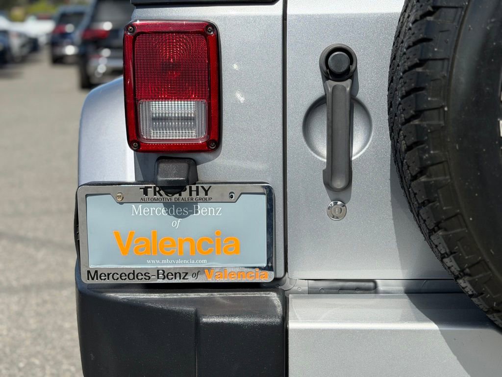 Used 2015 Jeep Wrangler Unlimited Sahara w/ Dual Top Group AWD/4WD image 10