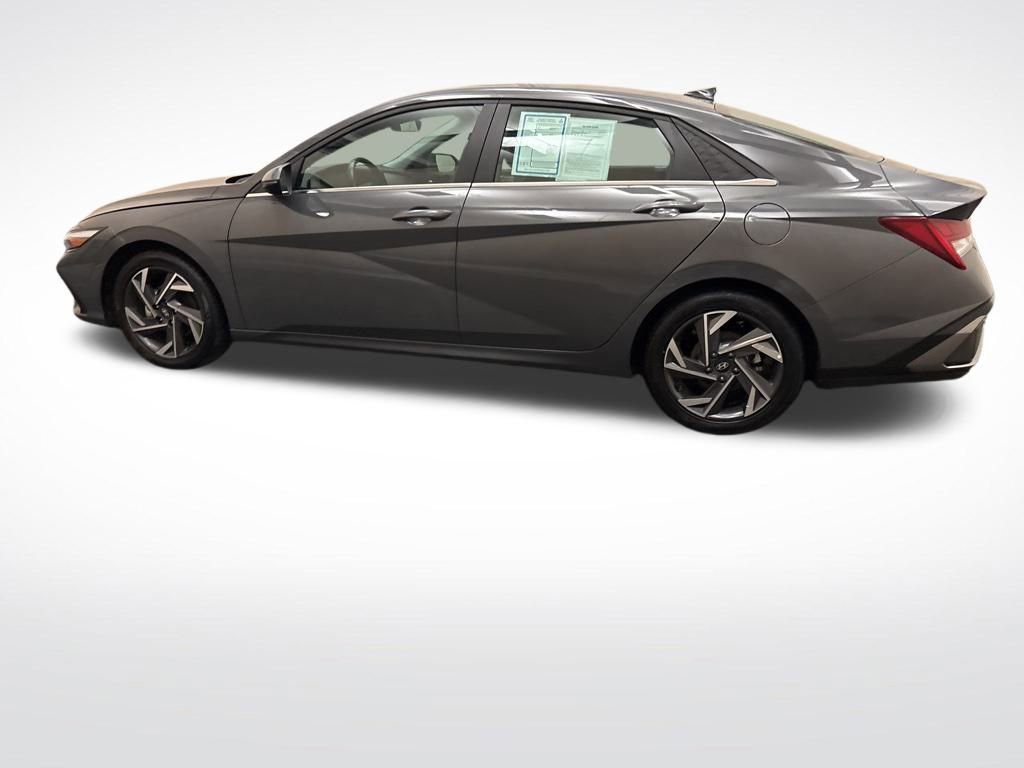 Used 2025 Hyundai Elantra Limited image 9