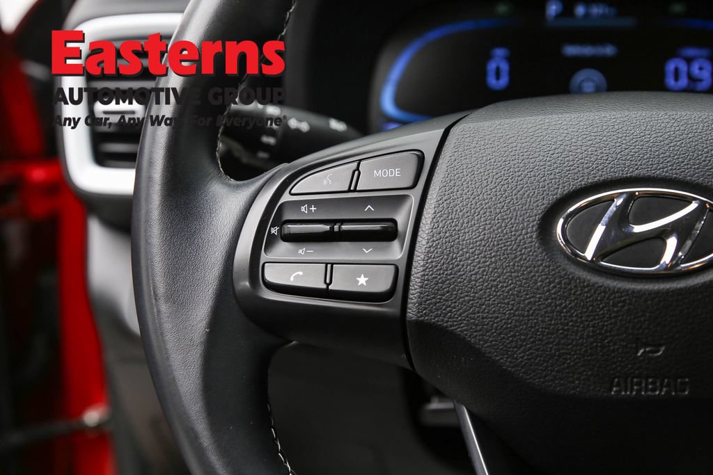 Used 2023 Hyundai Venue Limited FWD image 15