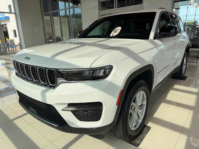 Used 2024 Jeep Grand Cherokee Laredo X w/ Luxury Tech Group I AWD/4WD image 2