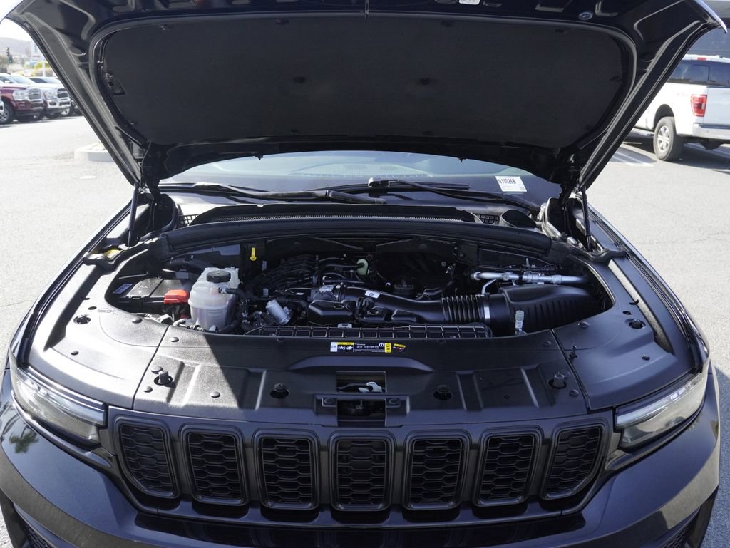 Used 2023 Jeep Grand Cherokee Altitude AWD/4WD image 29