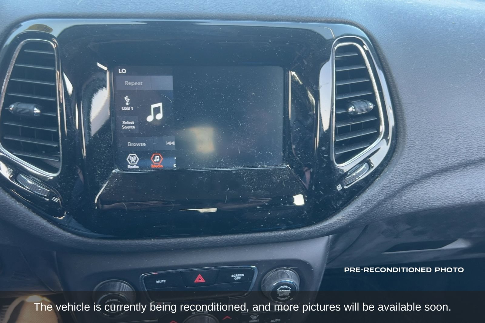 Used 2019 Jeep Compass Latitude FWD image 17