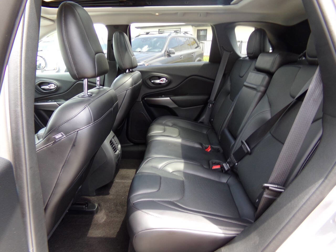 Used 2019 Jeep Cherokee Limited image 13